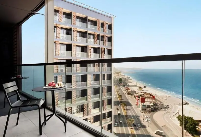 اتاق استاندارد با بالکن و چشم‌انداز دریا, Wyndham Garden Ajman Corniche