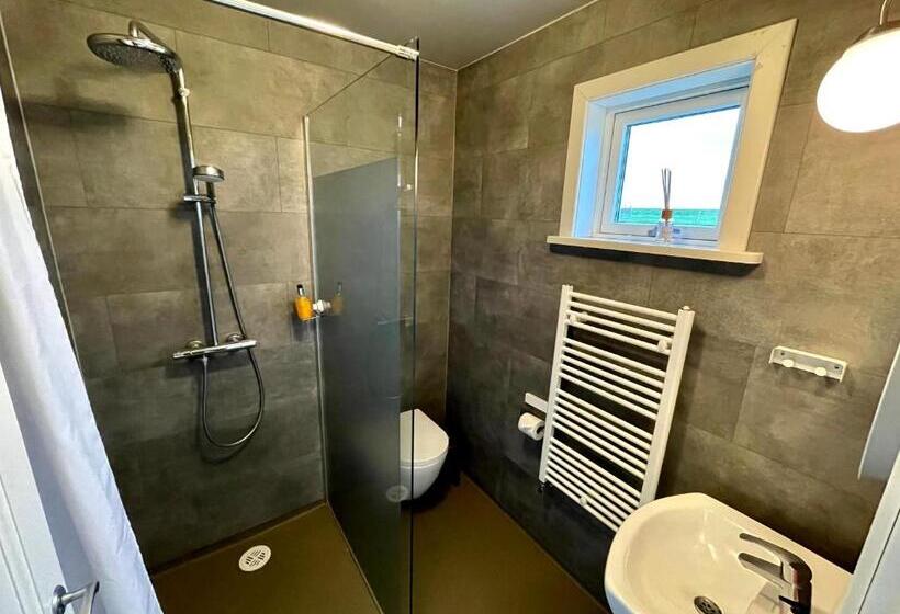 سوئیت با چشم‌انداز رودخانه, Lækur