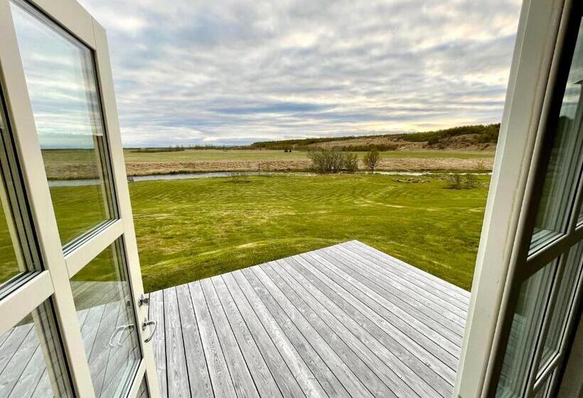 سوئیت با چشم‌انداز رودخانه, Lækur