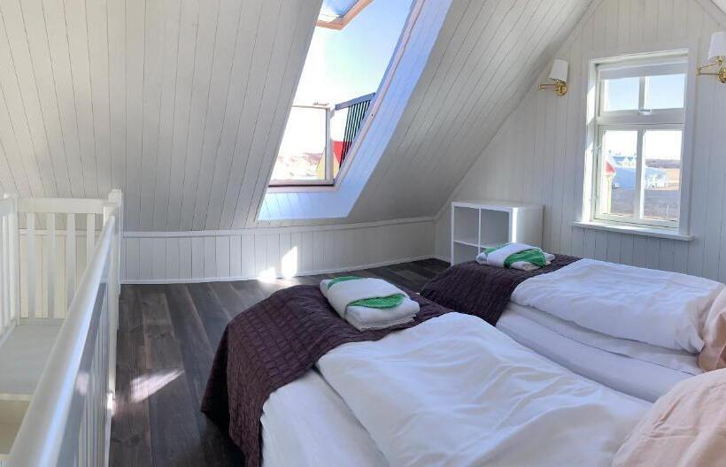 سوئیت با چشم‌انداز رودخانه, Lækur