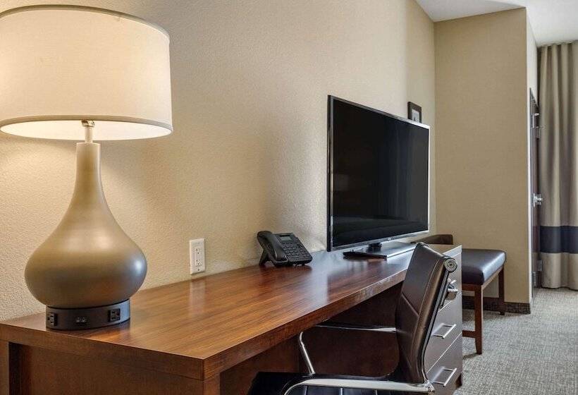 جناح, Comfort Inn & Suites