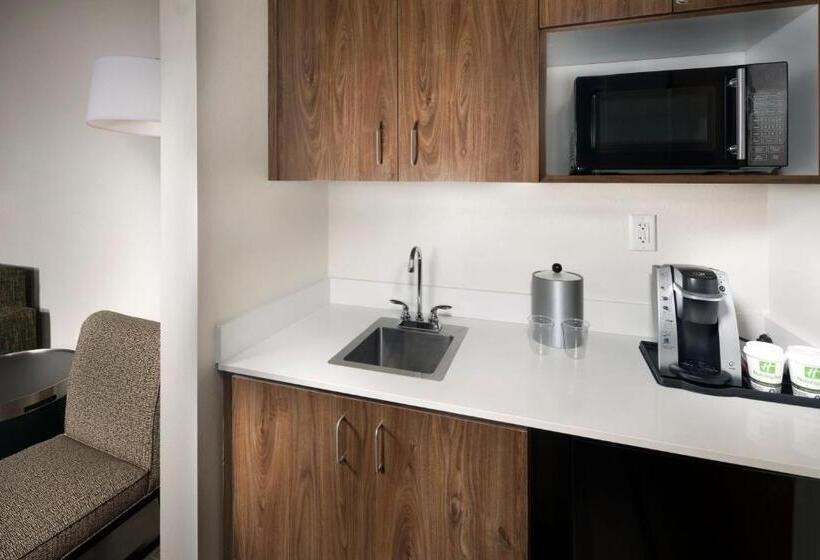 Люкс Кровать Кинг, Holiday Inn & Suites Arden   Asheville Airport, An Ihg