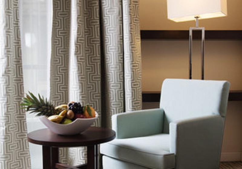 キングサイズベッドのデラックスルーム, Holiday Inn & Suites Sioux Falls   Airport, An Ihg