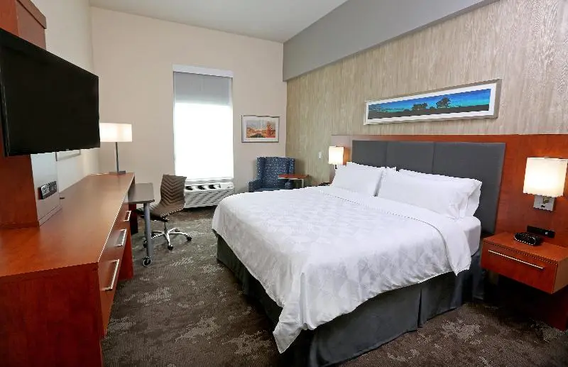 キングサイズベッドのスタンダードルーム, Holiday Inn & Suites Sioux Falls   Airport, An Ihg