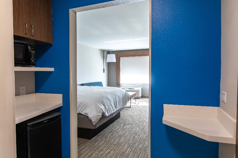 מיטת קינג בסוויטה, Holiday Inn Express & Suites Gainesville Lake Lanier Area, An Ihg