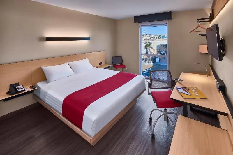 سوئیت برای معلولان, Holiday Inn Express & Suites Gainesville Lake Lanier Area, An Ihg