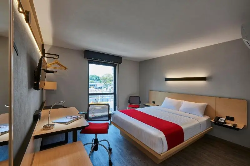 سوئیت برای معلولان, Holiday Inn Express & Suites Gainesville Lake Lanier Area, An Ihg