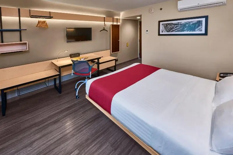 سوئیت برای معلولان, Holiday Inn Express & Suites Gainesville Lake Lanier Area, An Ihg