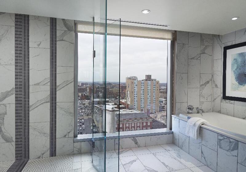 מיטת קינג בסוויטה, Omni Louisville