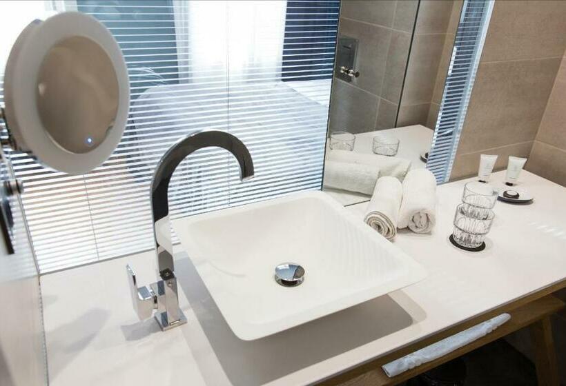 اتاق عادی, Quentin Zoo