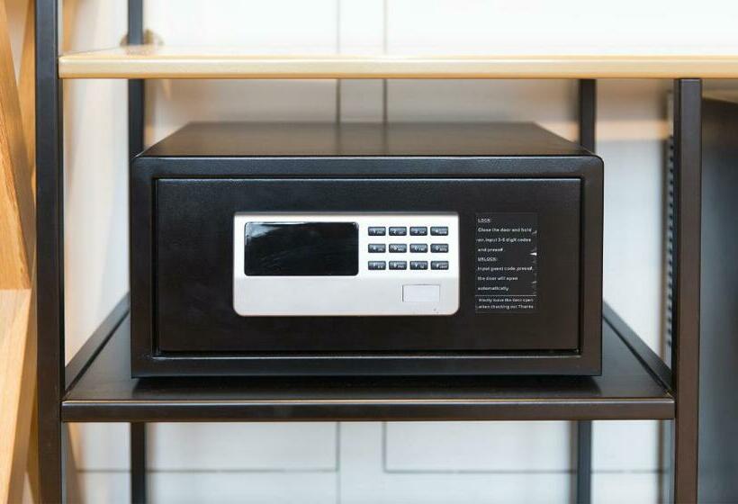 اتاق لوکس, Quentin Zoo