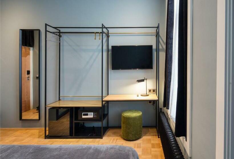 اتاق لوکس, Quentin Zoo