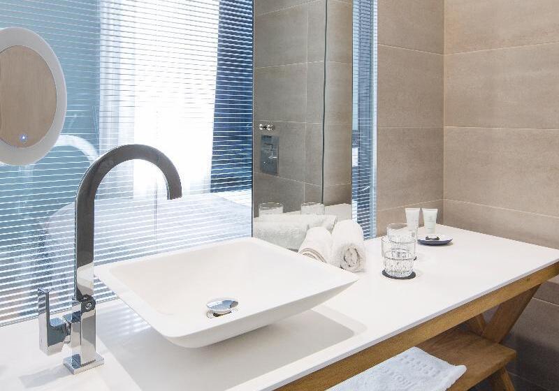 اتاق لوکس, Quentin Zoo