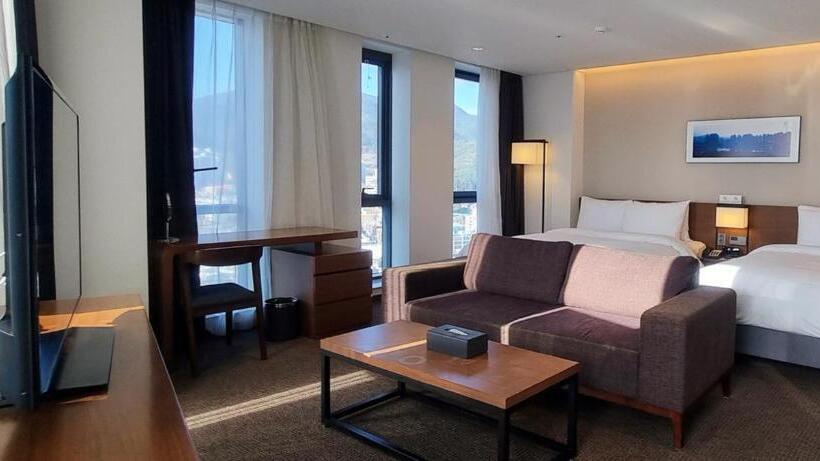 Люкс Кровать Квин, Ramada Encore By Wyndham Haeundae