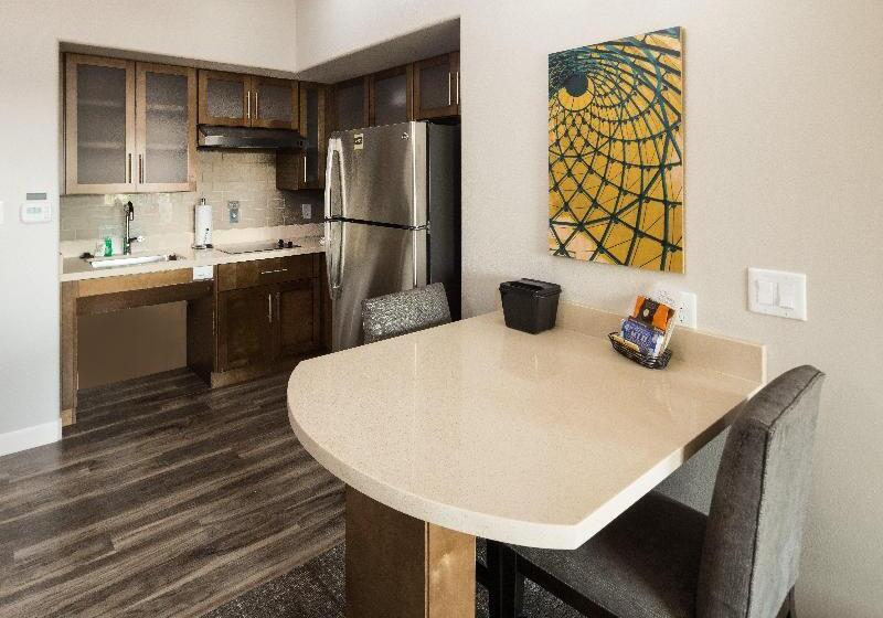 身障者適用キングサイズベッドルーム, Staybridge Suites   Lake Jackson, An Ihg