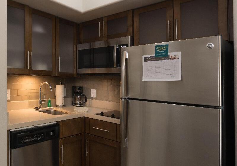 キングサイドベッドのスタンダードワンルーム, Staybridge Suites   Lake Jackson, An Ihg