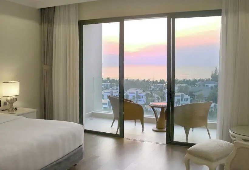اتاق لوکس با چشم‌انداز دریا, Wyndham Grand Phu Quoc