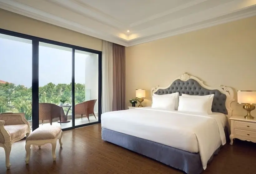 اتاق لوکس با چشم‌انداز استخر, Wyndham Grand Phu Quoc