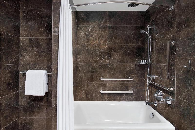 带大床的标准间, Ac Hotel By Marriott New York Downtown