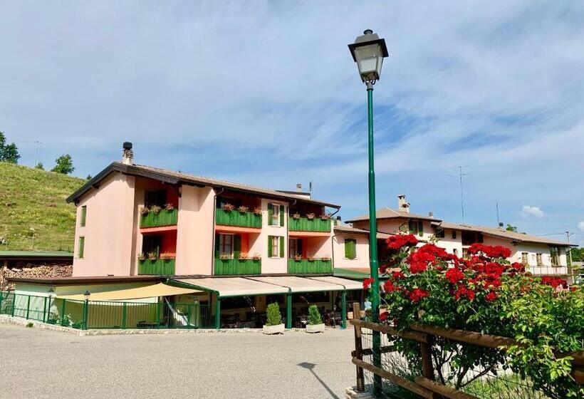 バルコニー付きスタンダードトリプルルーム, Edelweiss