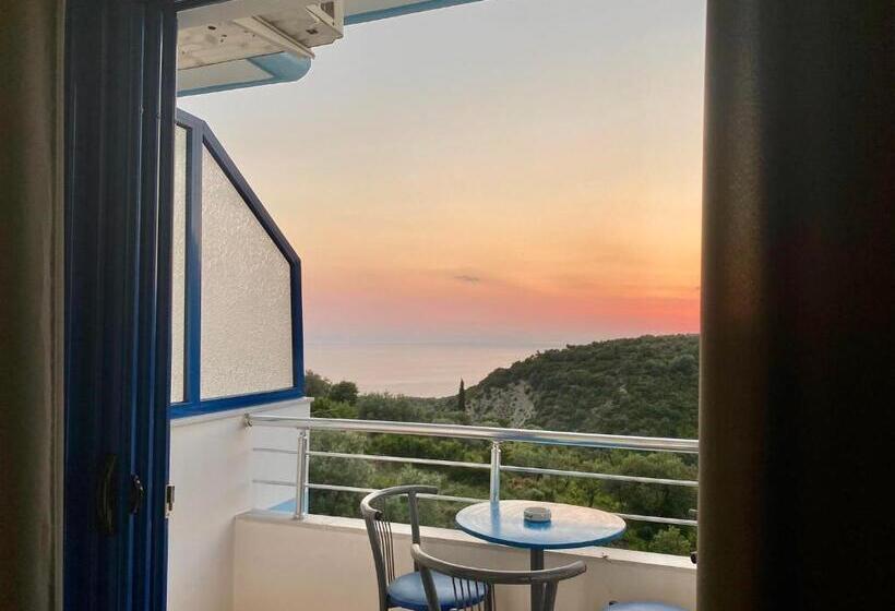 חדר סטנדרט לשלושה עם מרפסת, Itaka Hotel Lukova