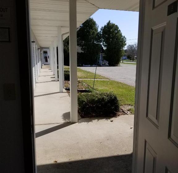 经济房, Square Rigger Lodge