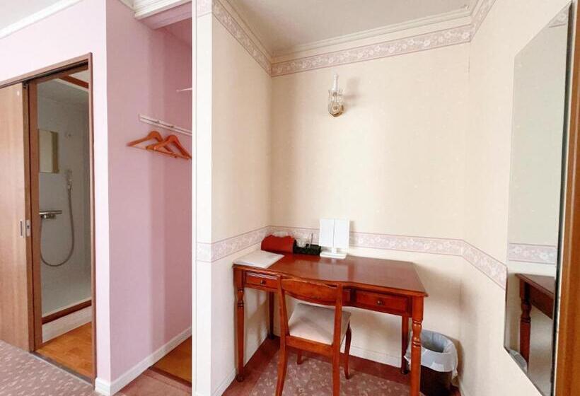 חדר סטנדרט לשלושה, Otarunishikien