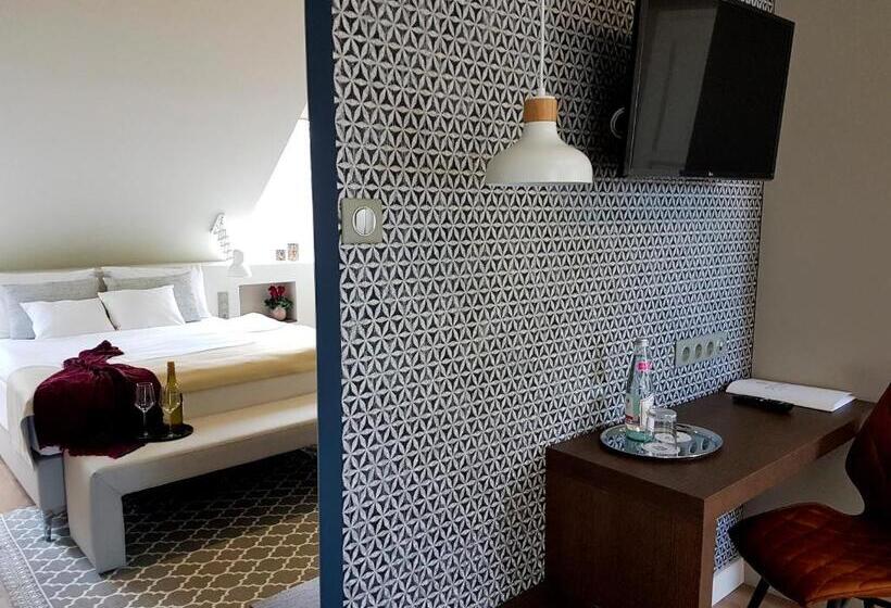 高级大房间, Ditlin