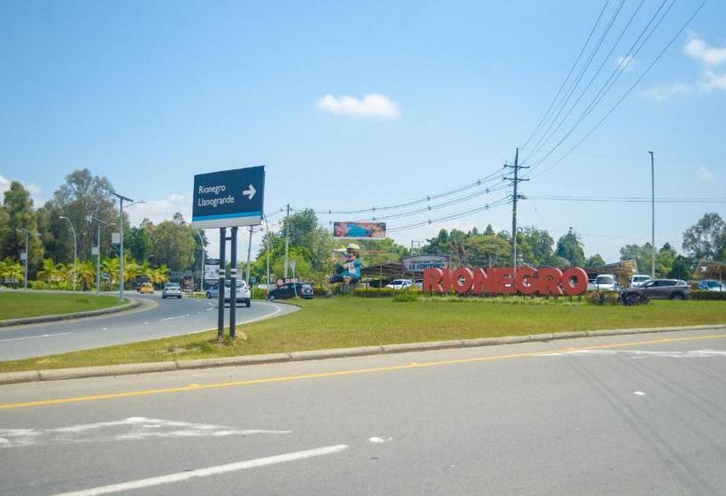スタンダードトリプルルーム, Llanogrande Airport