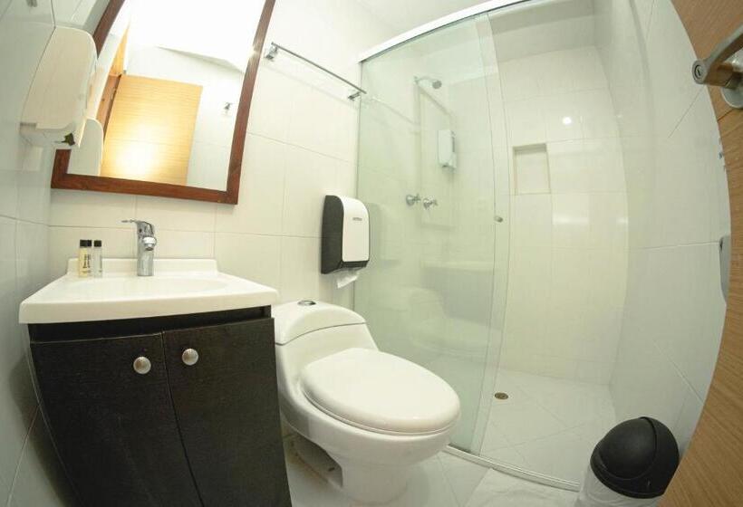 スタンダードトリプルルーム, Llanogrande Airport