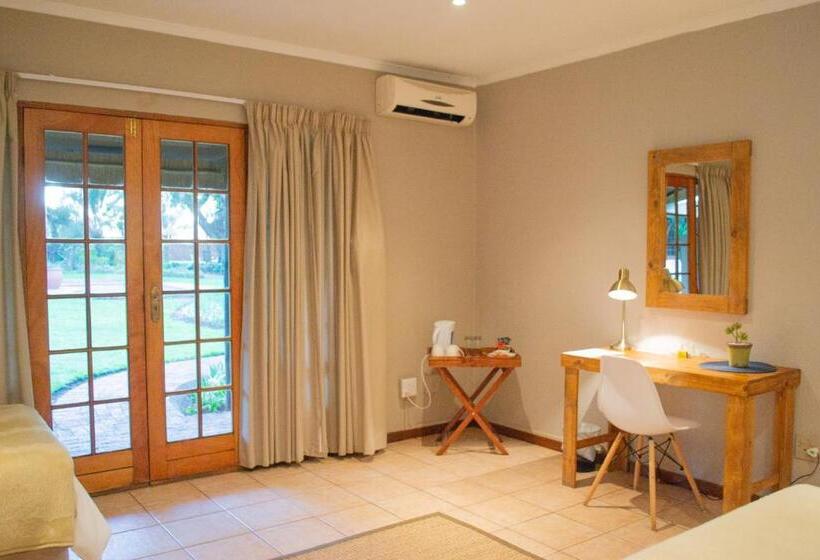 스탠다드 쿼드러플룸, 수영장 전망, Safari Club Guest Lodge Or Tambo International Airport