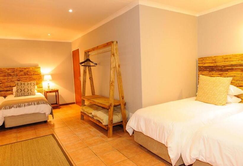 스탠다드 쿼드러플룸, 수영장 전망, Safari Club Guest Lodge Or Tambo International Airport