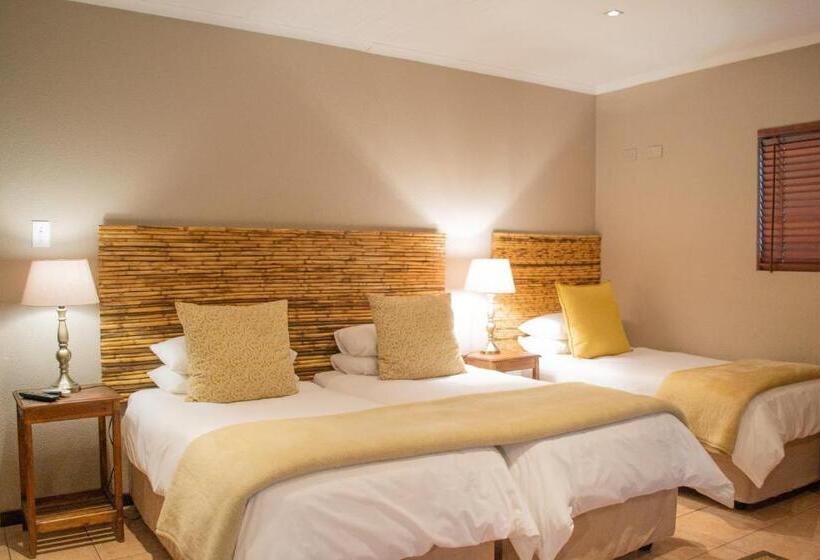 스탠다드 쿼드러플룸, 수영장 전망, Safari Club Guest Lodge Or Tambo International Airport