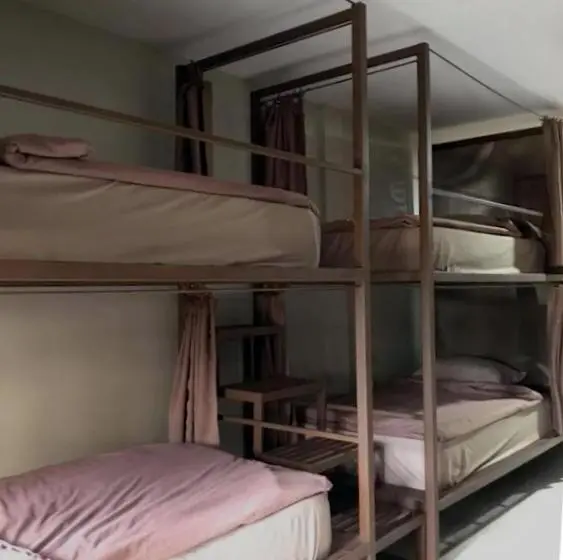 ルームシェアのワンベッド, Chato Hostel