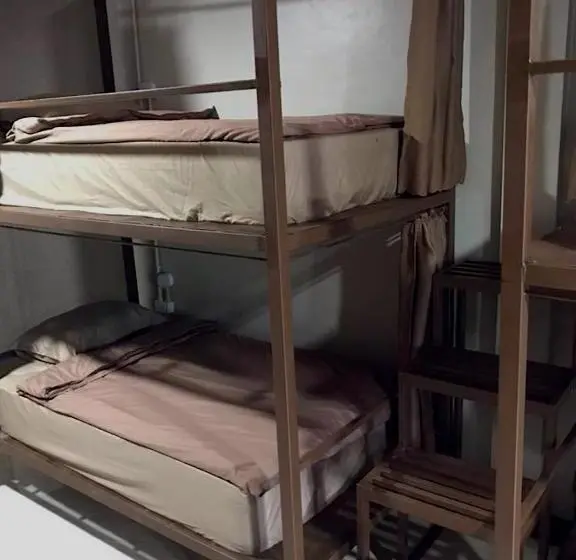 ルームシェアのワンベッド, Chato Hostel