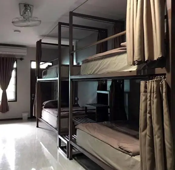 ルームシェアのワンベッド, Chato Hostel
