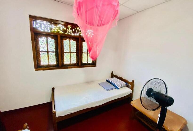 ルームシェアのワンベッド, Hamba Hostel For Safari