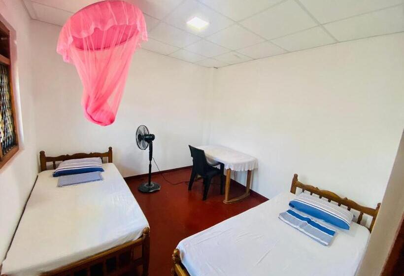 Кровать в Общей Комнате, Hamba Hostel For Safari