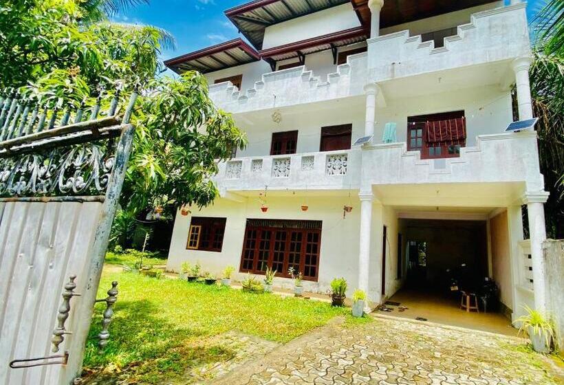 ルームシェアのワンベッド, Hamba Hostel For Safari