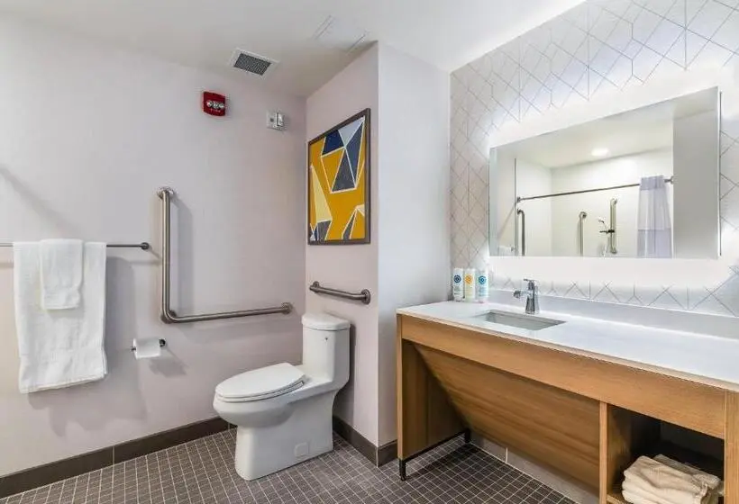 身障者適用キングサイズベッドルーム, Comfort Inn & Suites Bradford