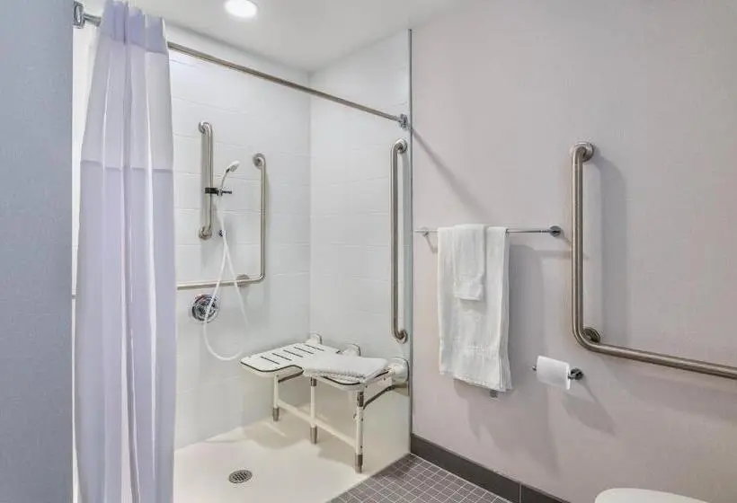身障者適用キングサイズベッドルーム, Comfort Inn & Suites Bradford