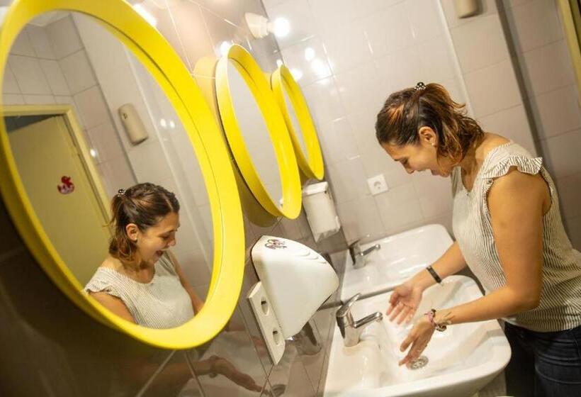 تختخواب در اتاق مشترک, Heylola! Hostel