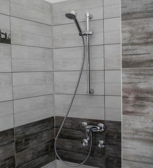 标准单人间, Petra