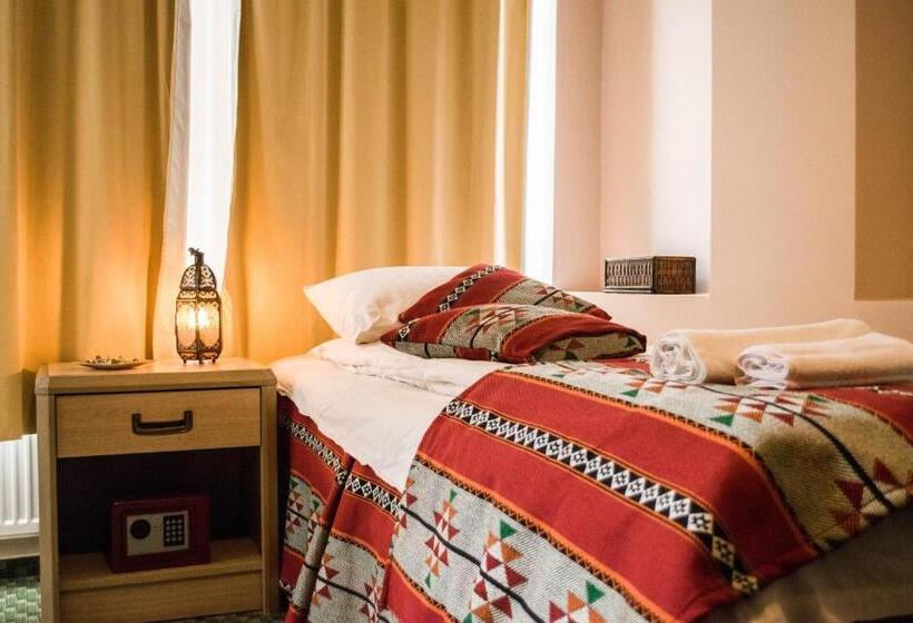 标准单人间, Petra