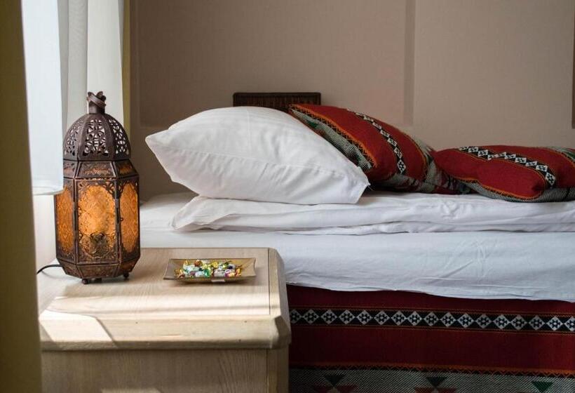 标准单人间, Petra