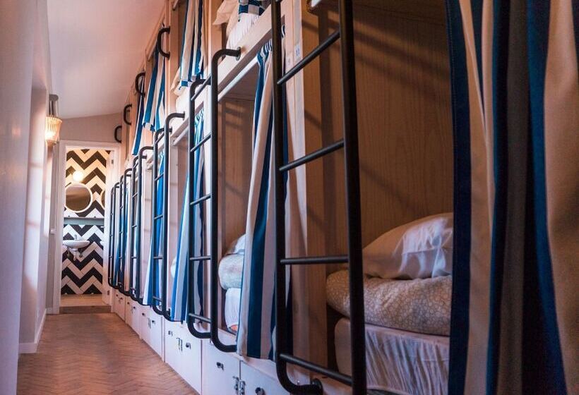 سرير في غرفة سوبيريور مشتركة, Nice Way Cascais Hostel & Surf Camp