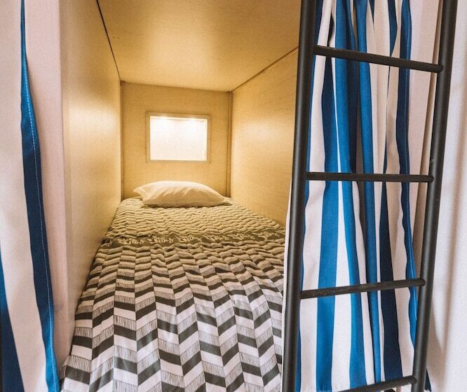 سرير في غرفة سوبيريور مشتركة, Nice Way Cascais Hostel & Surf Camp