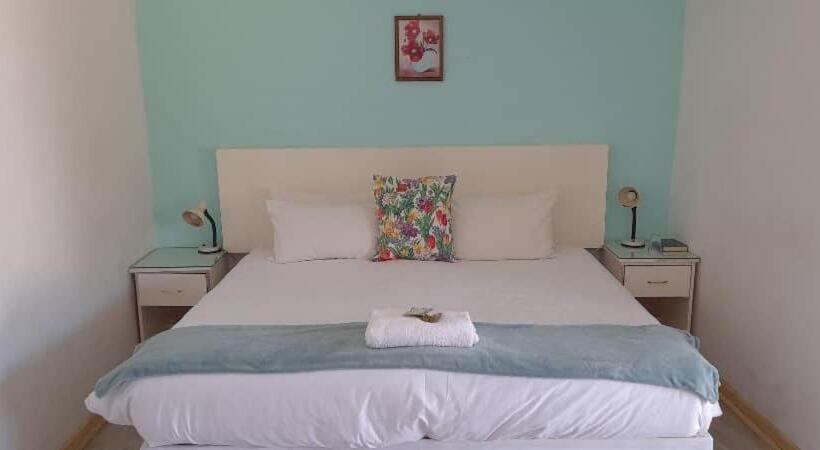 اتاق اکونومی, Tshulu Tsha Nabe B&b