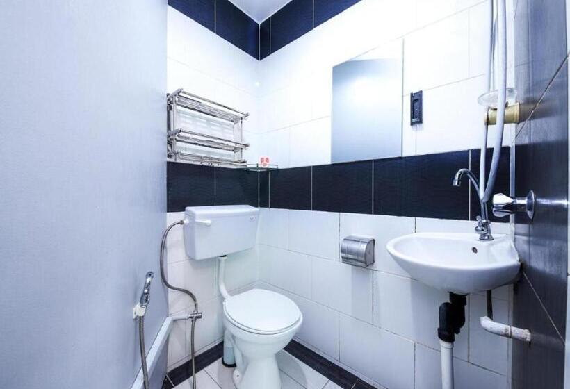 Quarto Triplo Estandar, Borneo Inn