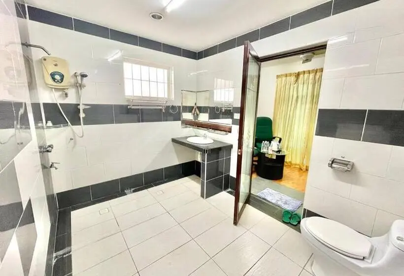 デラックスの4人部屋, Borneo Inn